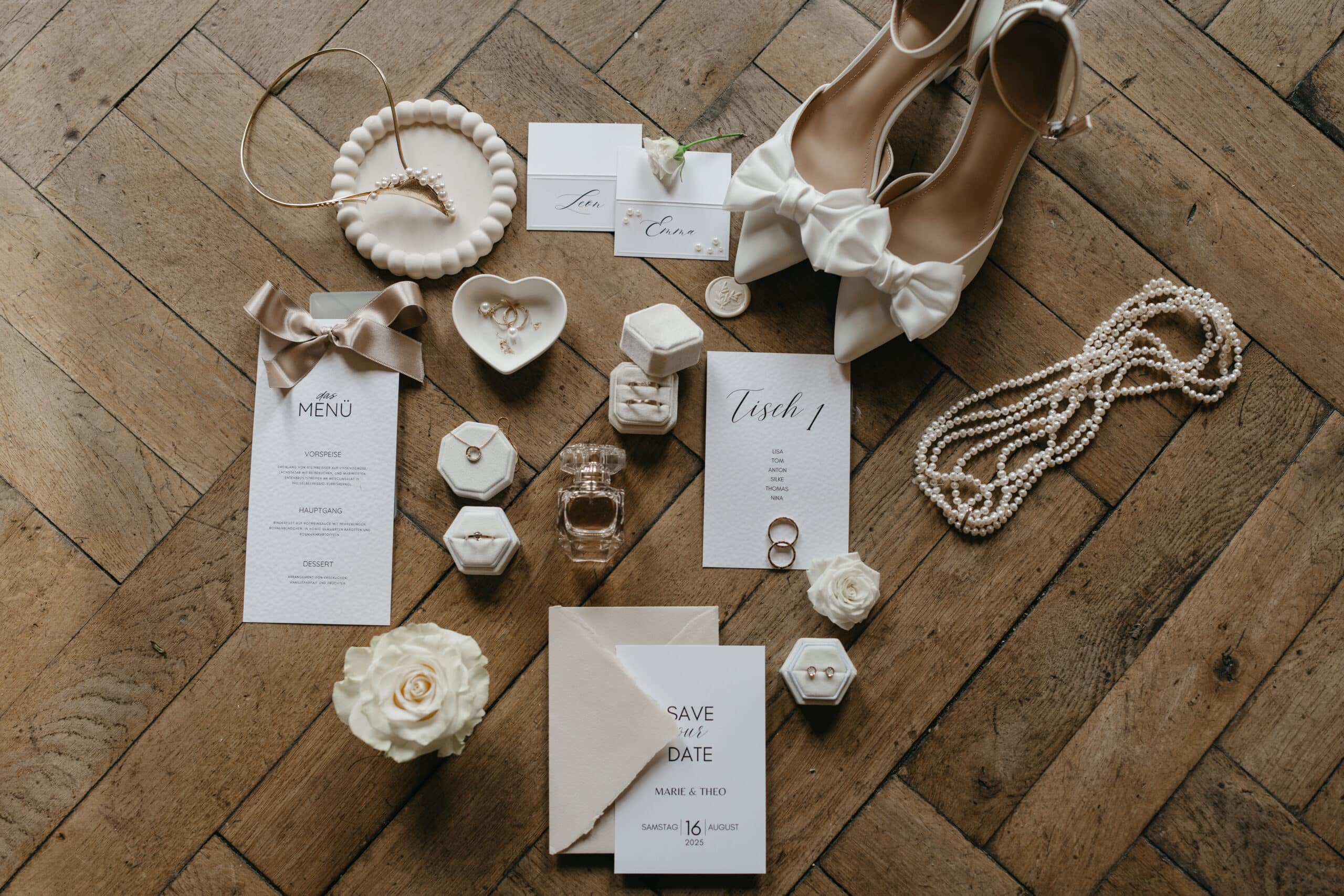 Hochzeitskarten, -menüs und viele weitere Utensilien, die am Hochzeitstag wichtig sind
